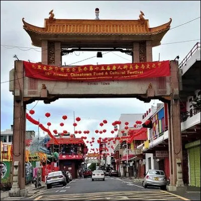 Quel r&eacute;alisateur, &agrave; qui l'on doit entre autres les films "Le Faucon maltais" et "Le Tr&eacute;sor de la Sierra Madre", joue un m&eacute;chant inoubliable dans "Chinatown" ?