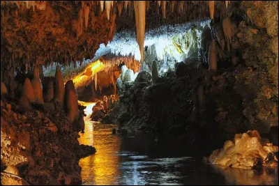 Culture  Comment se nomment ces grottes, un haut lieu touristique pour l'île ?