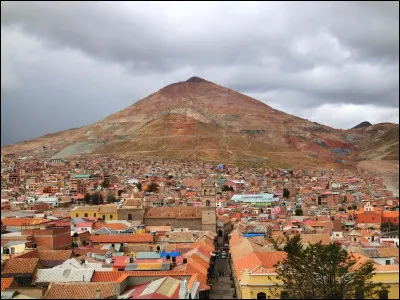 Potosi, 160 000 habitants, est une ville d'...