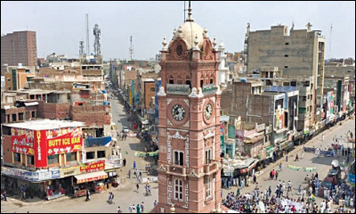 Faisalabad, 3,2 millions d'habitants, est une ville d'...
