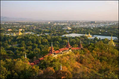 Mandalay, 1 million d'habitants, est une ville d'...