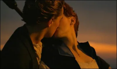 Dans quel film de James Cameron, Leonardo DiCaprio et Kate Winslet vivent-ils une forte histoire d'amour ?