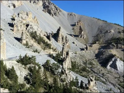 Quel est ce col mythique, désigné comme "paysage lunaire", qui a eu une arrivée gagnée par le Français Warren Barguil en 2017 ?