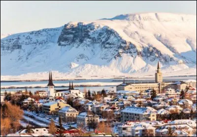 Combien la capitale de l'Islande compte-elle d'habitants ?