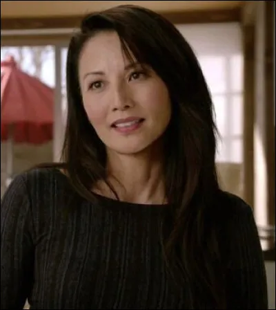 Quel âge a la mère de Kira ?