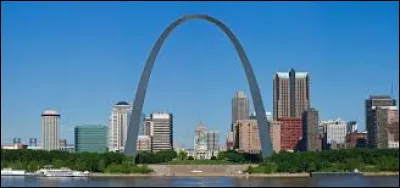 Dans quel pays se trouve le Gateway Arch, monument célèbre ?