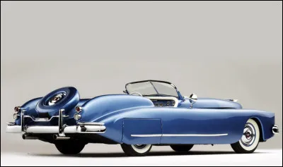 Si l'avant du capot provient d'un segment de Chrysler 1936, la partie arrière elle est empruntée aux restes d'une ...