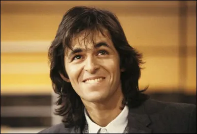 Complétez : 
"Elle vit sa vie par procuration
Devant son poste de..."