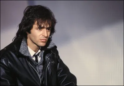 Complétez : 
"Repasser, poussière
Y a toujours à faire
... solitaires
En points de repère"