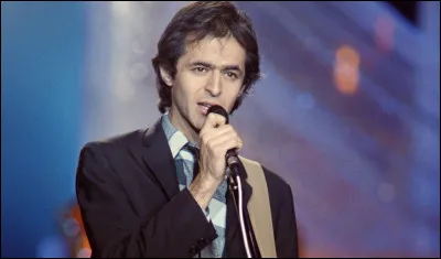 Complétez : 
"La maison si nette
Qu'elle en est suspecte
Comme tous ces endroits
Où l'on ne... pas"