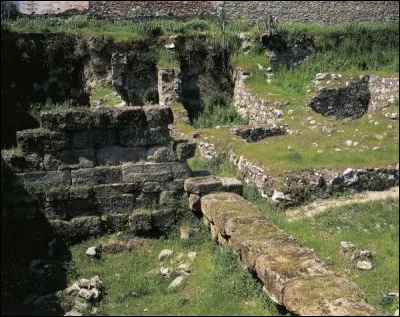 Cette cité grecque, révoltée en 335 av J-C. contre la domination du roi de Macédoine Philippe II, est prise puis rasée. La citadelle - la Cadmée (photo) est détruite ; l'ensemble de la population, 30 000 selon Plutarque, est vendue en esclavage. De quelle cité grecque s'agit-il ?