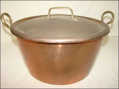 Une de nos amies, nîmoise, n'a pas osé apporter sa gardiane de taureau, elle a donc décidé d'offrir le repas, et a trouvé chez un traiteur du Lot, un plat nommé mourtayrol ! Qu'allons-nous manger ?