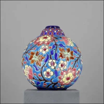 Quant à ce copain fleuriste, il a décidé de ne pas te faire de fleur ! Il va t'offrir un très beau cadeau ! Il l'a acheté pas très loin de chez lui. En observant cette poterie, d'où vient cet ami ?