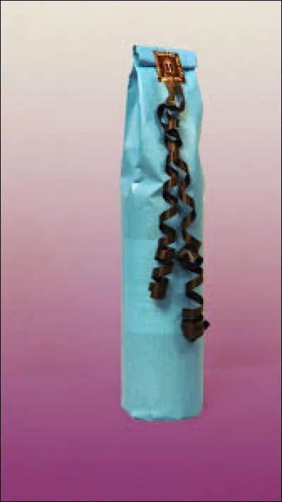 Un vieux copain a annulé sa partie de tarot pour se déplacer depuis l'Indre-et-Loire, et il n'est pas venu les mains vides ! Nous allons goûter un vin de qualité et de son terroir :