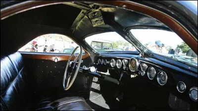 Avec son tableau de bord d'avion, il faut demander au passager de droite à quelle vitesse on roule ! Mais en cas d'accident, tout est prévu ! Comme quoi, par exemple ?