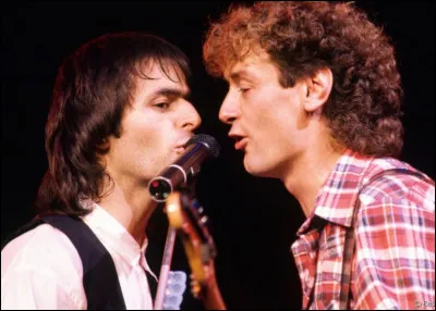 Complétez : 
"Une épaule... et solide à la fois
Ce que j'imagine et ce que je crois"