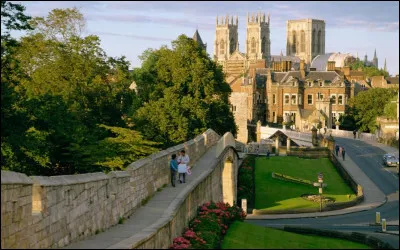 D'abord nommée Eboracum puis Eoforwic, de l'an 71 à l'an 866, elle fut la capitale de Northumbrie.
Nommée Jorvik sous l'emprise des Vikings, cette cité fut le théâtre de nombreuses batailles. 
J'ai nommé la cité de/d'...