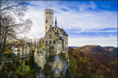 Je suis un château allemand au sud de Stuttgart dans le Wurtemberg. Mon nom ressemble à un pays ayant pour capitale Vaduz. Je suis le...