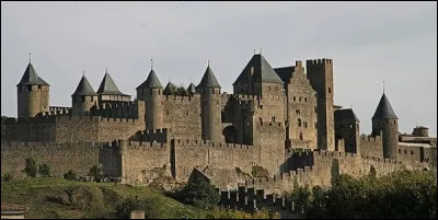 Sans vouloir être chauvin, c'est lune des villes fortifiées les plus parfaitement conservées du monde et la plus grande cité médiévale en Europe. 
Des scènes du film « Robin des Bois, Prince des voleurs » (1991) ont été tournées dans et autour de cette citée. Vous avez reconnu la cité de/d'...