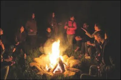 Autour du feu l'ambiance monte, monte jusquà "La Fille du coupeur de joint". Qui s'est fendue de cette belle chanson ?