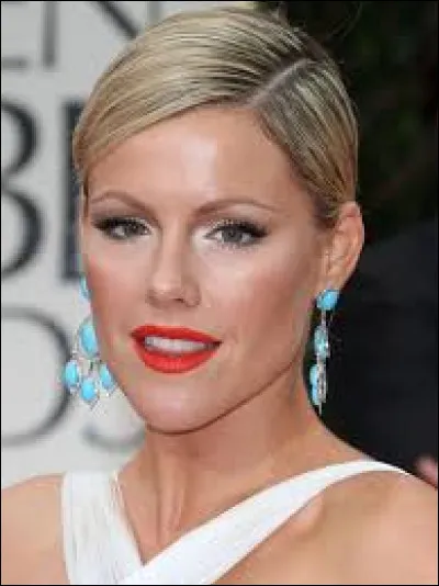 Dans quelle célèbre série la canadienne Kathleen Robertson a-t-elle joué ?