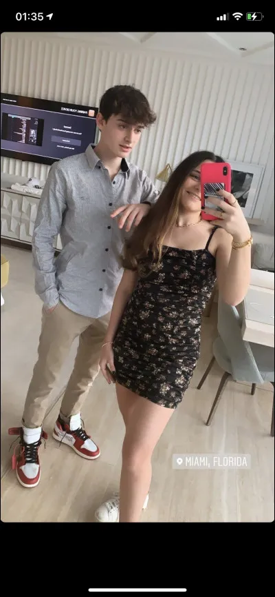 Comment s'appelle sa sur jumelle ?