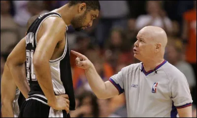 Un joueur de basket dispose de combien de fautes avant d'être expulsé d'un match en France ?