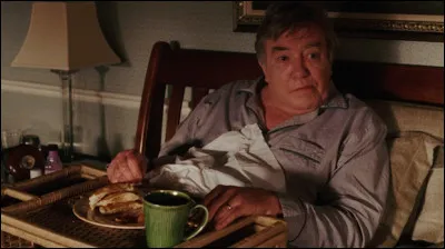 Dans "Big Fish", quelle boisson chaude boit Edward Bloom dans son lit lorsqu'il est vieux ?