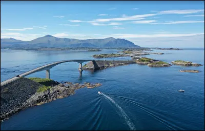 En voiture Simone ! Atlanterhavsveien, la route de l'Atlantique est une portion reliant plusieurs îlots à l'île principale sur 8 kilomètres. C'est très beau, croyez moi ; j'ai vu des photos ! Ça me rappelle une route aux USA en Floride. Laquelle ?