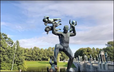 Tout en restant sur Oslo nous pourrions aller au parc de Vigeland ! Le parc abrite plus de 200 sculptures en bronze et en granit. 
Pourriez-vous me dire qui les a sculptées ?
