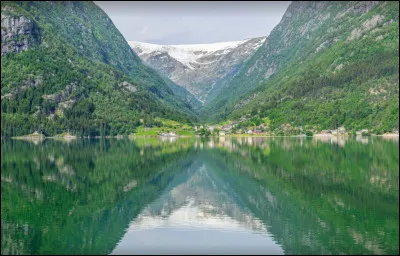 Suivez-moi pour Lilletopp, là-bas son sommet offre un panorama somptueux du majestueux Sørfjorden, des glaciers et des montagnes enneigées ! 
Que pouvez-vous me dire sur Sørfjorden ?