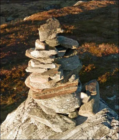 Maintenant direction Oddavarden ! Cette région est réputée pour ses activités de ski de fond l'hiver et de trek l'été !
Ses vastes paysages battus par le vent et ses affleurements rocheux où ne pousse pas le moindre arbre ! Les seules traces humaines qu'on peut y trouver sont de rares monticules de pierres, qu'on appelle ... là-bas.