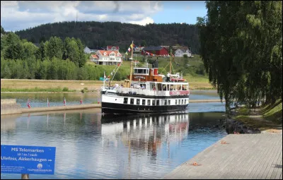 Enfilez vos gilets de sauvetage ! On prend le bateau pour le canal du Telemark long de 105 kilomètres !
Savez-vous quelles villes il relie ?