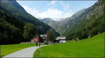 Pour cette fois, veillez à bien vous accrocher, nous sommes dans la vallée de Buerdalen ! Elle s'étend entre deux montages dans le sud de la Norvège ! Des Norvégiens ont, pour Google Earth, créé une ... artisanale !