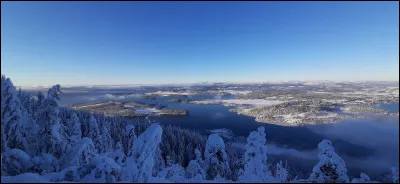 Ouvrez grand vos yeux, devant le panorama de Kongens Utsikt. Kongens Utsikt veut dire en français "point de vue des rois".
Pourquoi porte-t-il ce nom ?