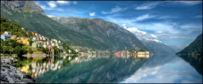 Après avoir visité tout ce qui était autour, nous allons faire escale à Odda !
Odda longe l'extrémité sud d'un immense fjord. Lequel ?
Nous l'avons déjà vu dans notre "Road Trip" !