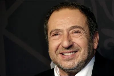 Qui est cet acteur à qui est attribuée cette citation ''Y'a de plus en plus de cons chaque année. Mais cette année, j'ai l'impression que les cons de l'année prochaine sont déjà là'' ?