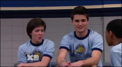 Quel sport est pratiqué au lycée dans le premier épisode de la saison 1 ?