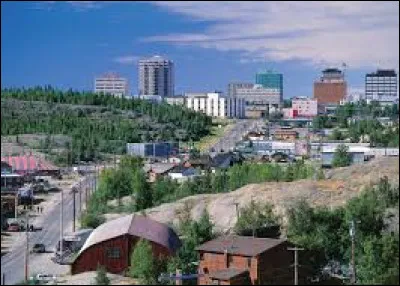 Les Territoires du Nord-Ouest ont pour capitale :