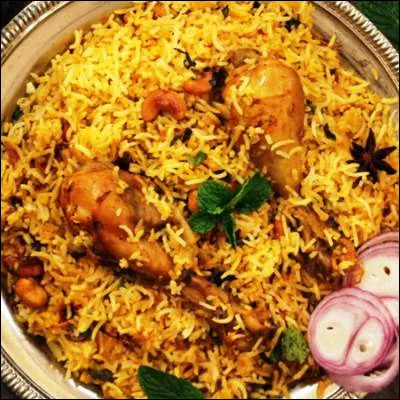 Quel plat du sous-continent indien, à base de riz, dépices et généralement de viande ou de légumes, tire son nom du mot persan signifiant "frit" ?