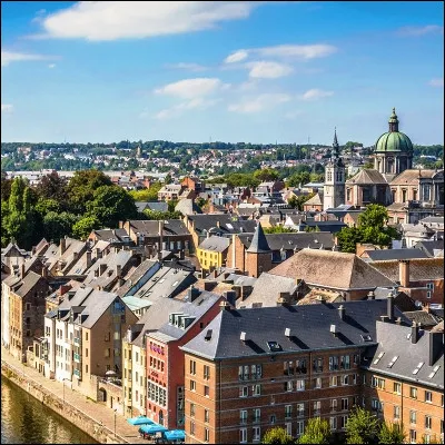 À Namur, sur quel support les Mélans et les Avresses se livrent-ils à des joutes existant depuis le XVe siècle ?