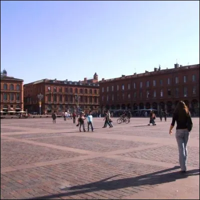 Quel espace ouvert cher aux plus jeunes est généralement attenant dun préau ?