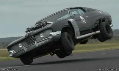 Voiture provenant d'un futur ou l'on se fait la guerre pour le ptrole, elle est conduite par Max Rockatansky, plus connu sous le pseudo de :