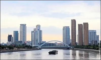Ningbo, 7 millions habitants, est une ville d'...