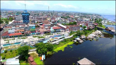 Iquitos, 400 000 habitants, est une ville d'...