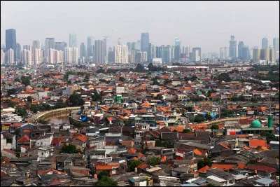 Jakarta, 10 millions habitants, est une ville d'...