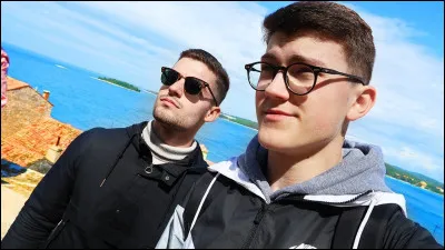 Quel ami de Luca se trouve à droite de lui sur cette photo ?