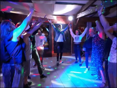 Soi comme soir : à qui appartient la chanson "Samedi soir sur la Terre" ?