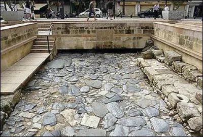En plein centre de cette ville du sud de la France on peut découvrir cette voie romaine célèbre. Mais dans quelle cité ?