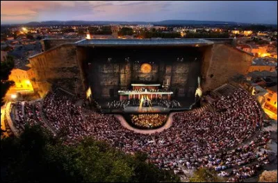 Dans quel théâtre antique peut-on écouter Verdi ?